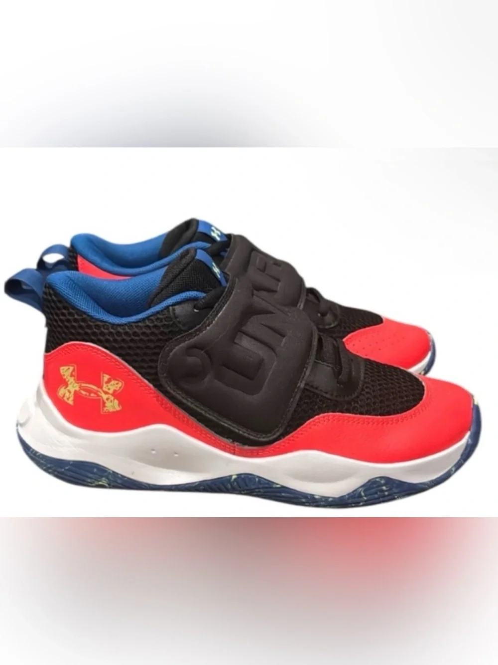 New authentic Under Armour boys signature sneakers sz 6 display
